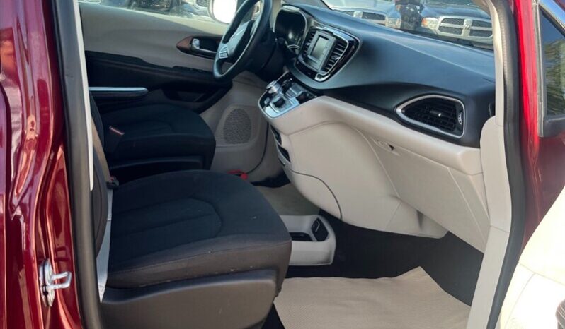 
								2017 Chrysler Pacifica LX 7 Seater full									