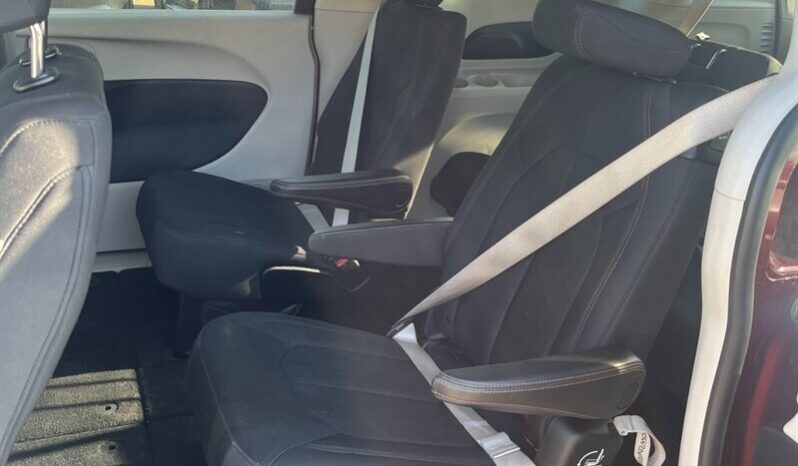 
								2017 Chrysler Pacifica LX 7 Seater full									