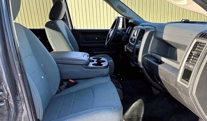 
								2017 RAM 1500 ST 4X4 full									