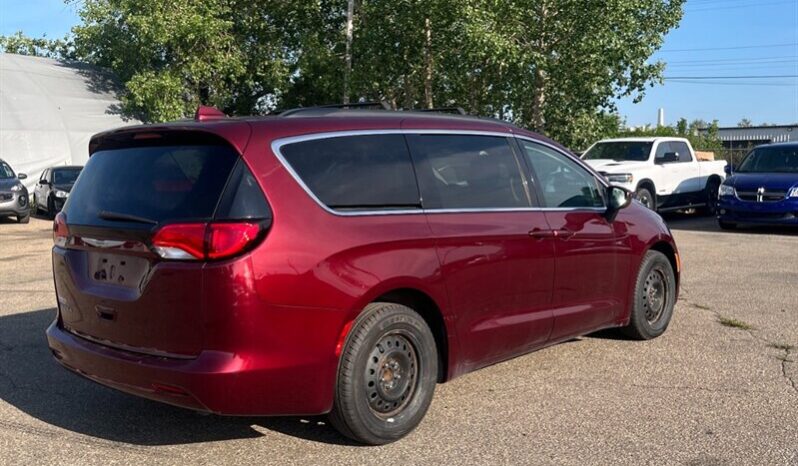 
								2017 Chrysler Pacifica LX 7 Seater full									