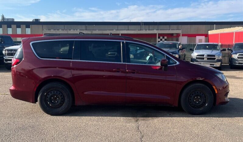
								2017 Chrysler Pacifica LX 7 Seater full									