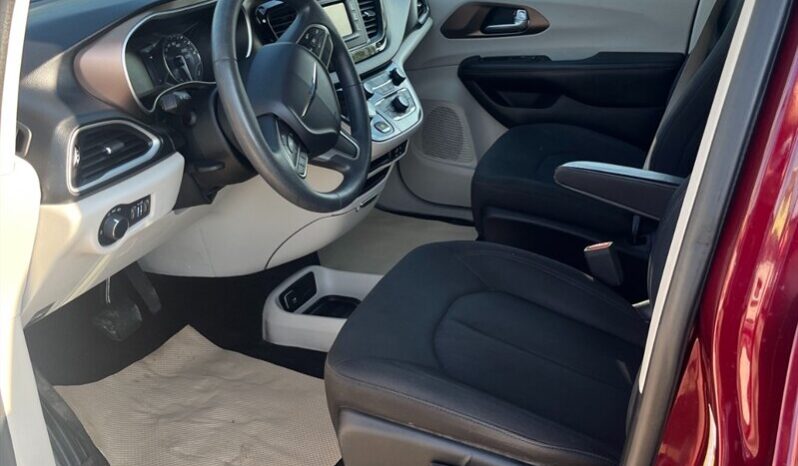 
								2017 Chrysler Pacifica LX 7 Seater full									