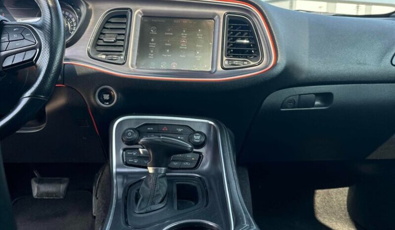 
								2017 Dodge Challenger SXT Plus full									