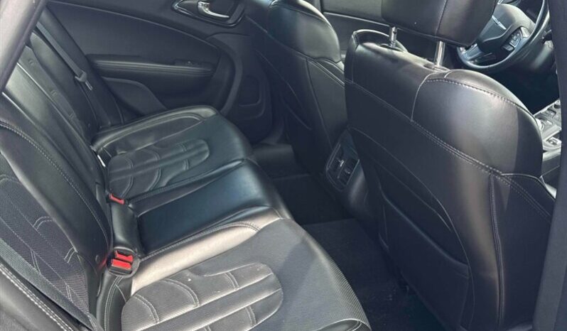 
								2016 Chrysler 200 S AWD full									