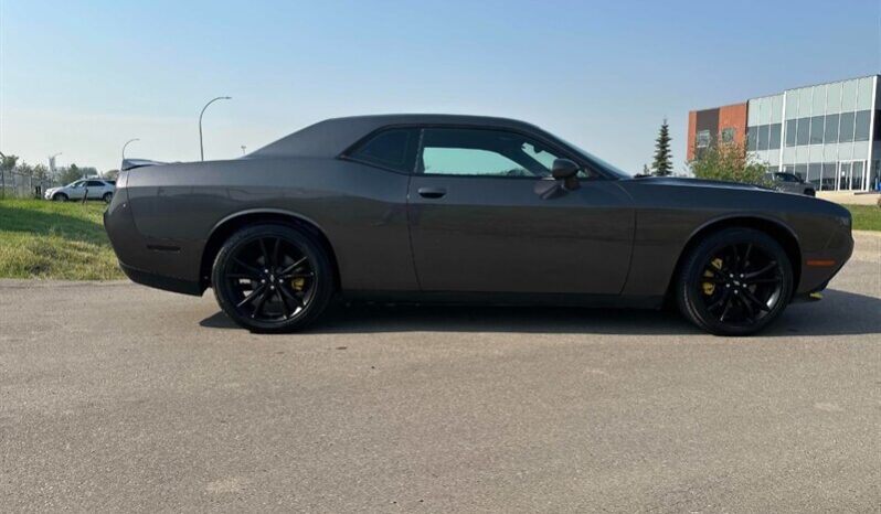 
								2017 Dodge Challenger SXT Plus full									