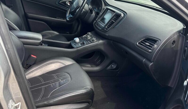 
								2016 Chrysler 200 S AWD full									