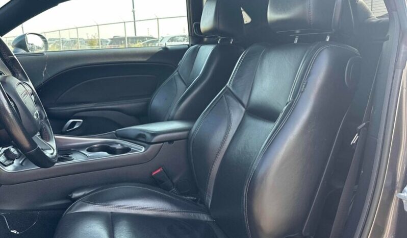 
								2017 Dodge Challenger SXT Plus full									