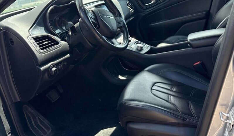
								2016 Chrysler 200 S AWD full									