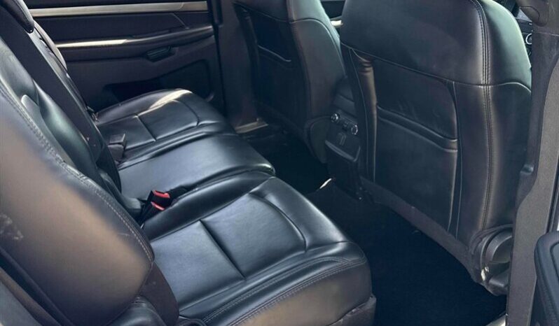 
								2019 Ford Explorer XLT AWD full									