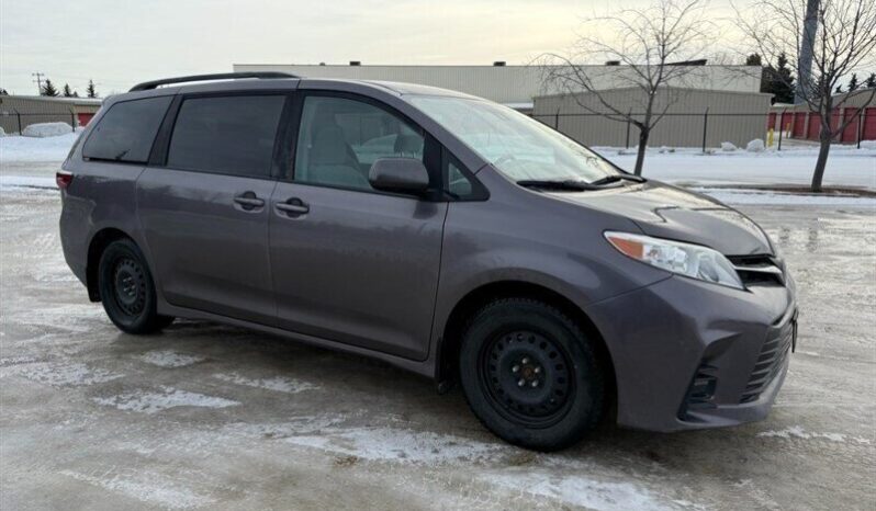
								2019 Toyota Sienna LE 8-Passenger full									