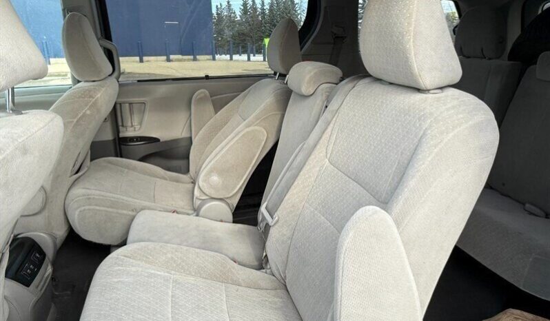 
								2019 Toyota Sienna LE 8-Passenger full									