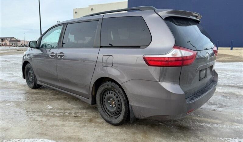 
								2019 Toyota Sienna LE 8-Passenger full									